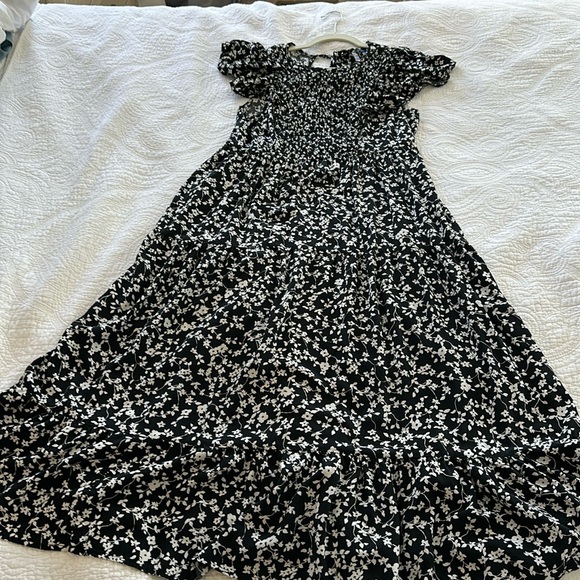 Old Navy Fit & Flare Flutter-Sleeve Tiered Smocked Midi Dress for Women - Picture 2 of 9